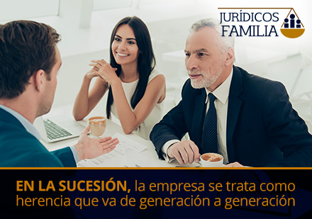  Padre e Hija Firmando una Sucesión de Empresa Familiar con Abogado de Familia