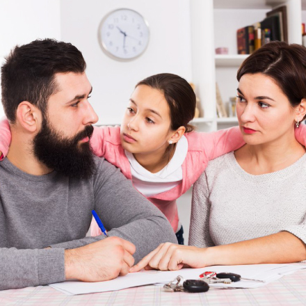 Mamá, Papá e Hija Conversando Sobre el Tema del Divorcio